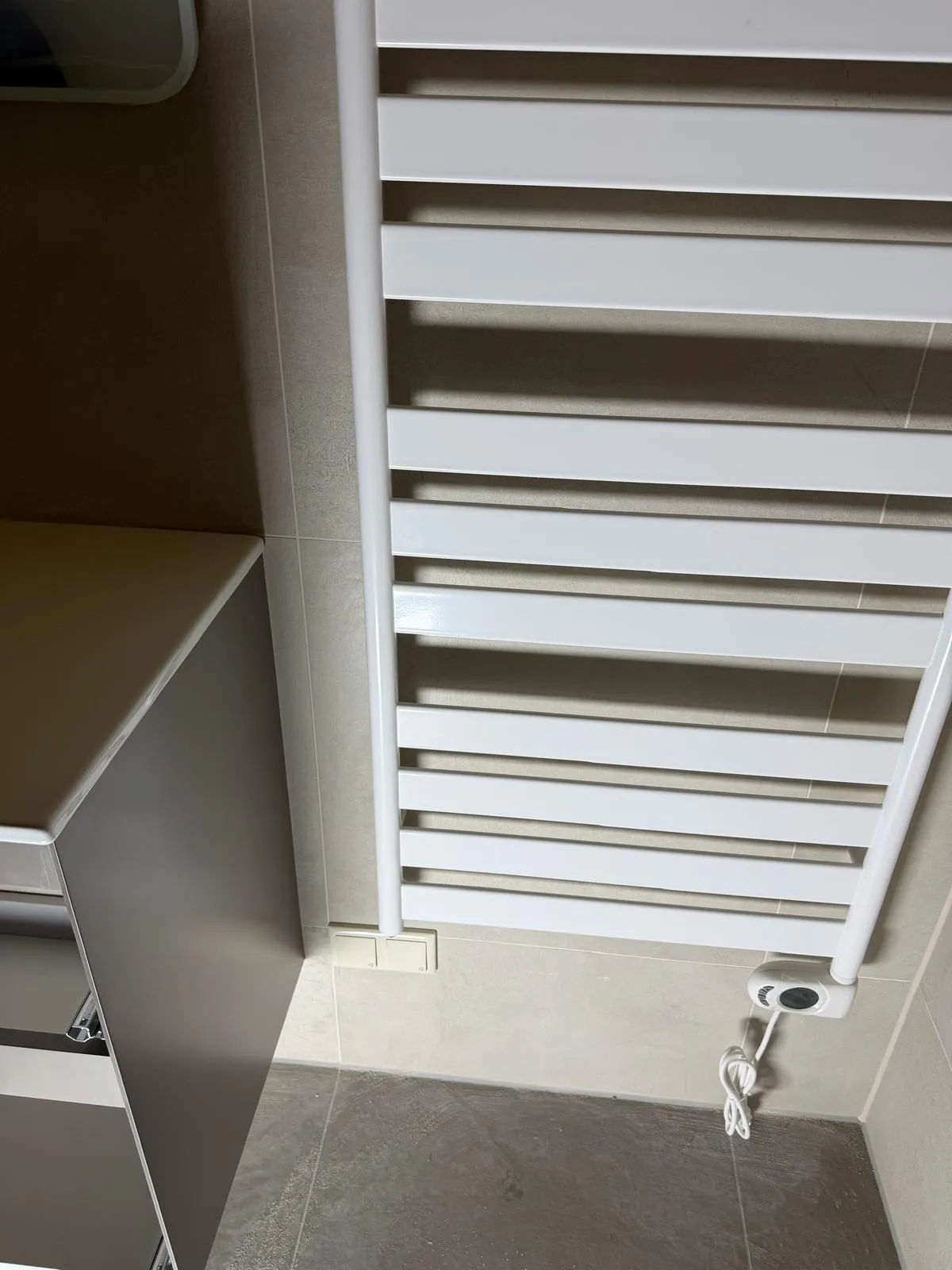 Aangesloten elektrische designradiator in een badkamer