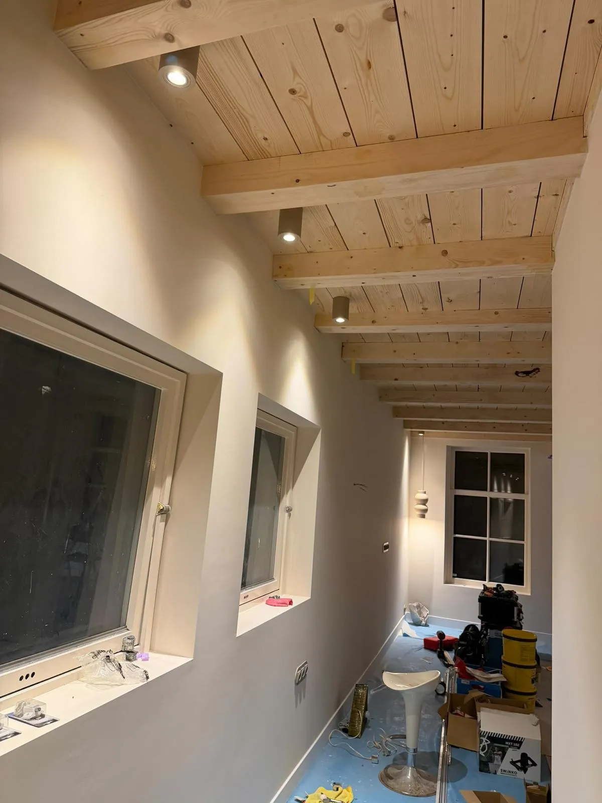 Opbouwspots in een houten balkenplafond bij een renovatie