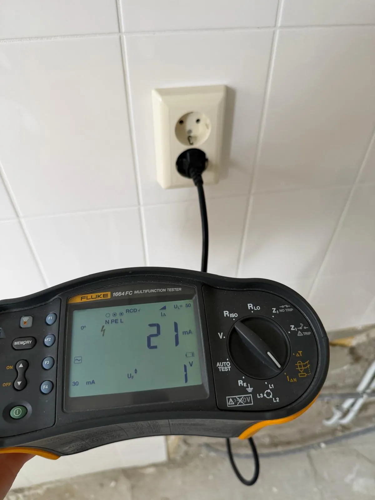 Installatietester gemeten op een stopcontact tijdens een NEN 1010-controle