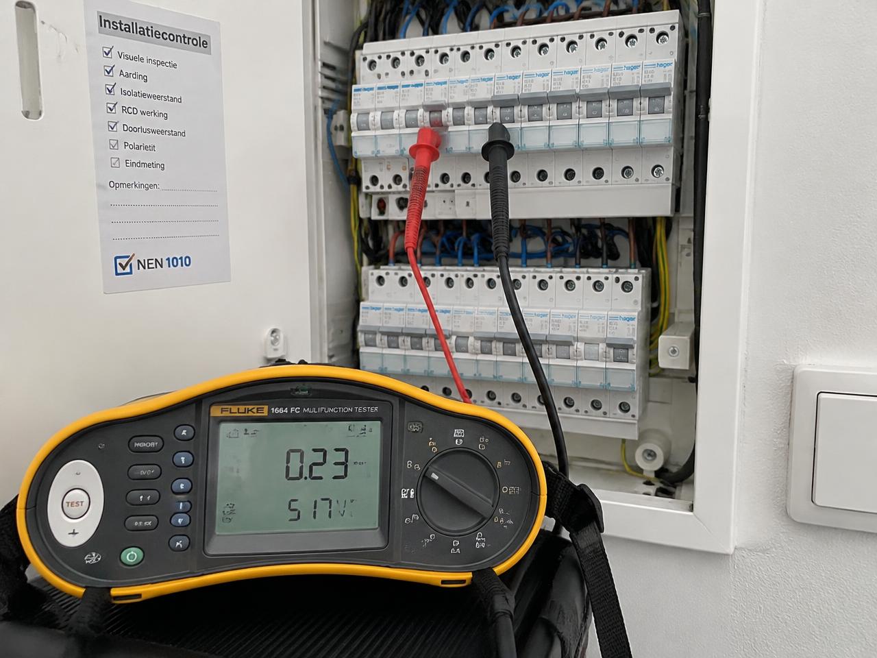Installatietester aangesloten op een groepenkast tijdens een NEN 1010-controle